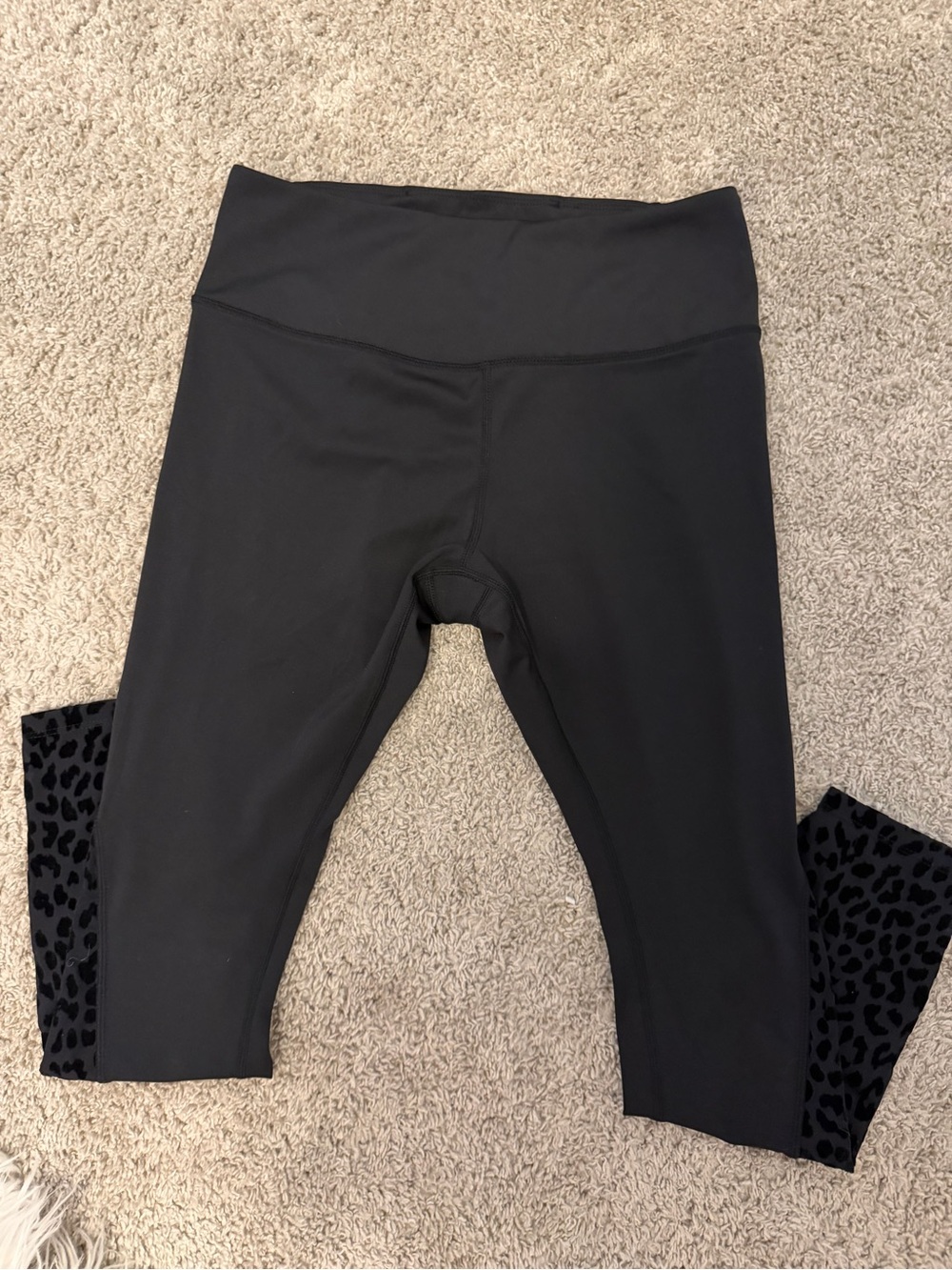 NWOT kate spade Black Capri Leggings with Leopard Velvet Accents